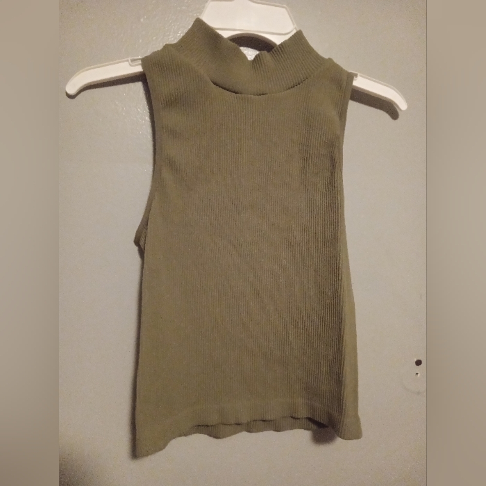 Tank Tops - Picture 3 of 4